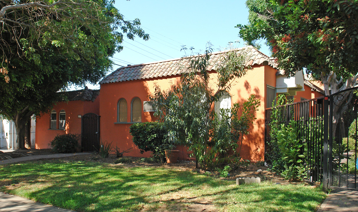 7915 N Hayworth Ave in Los Angeles, CA - Foto de edificio