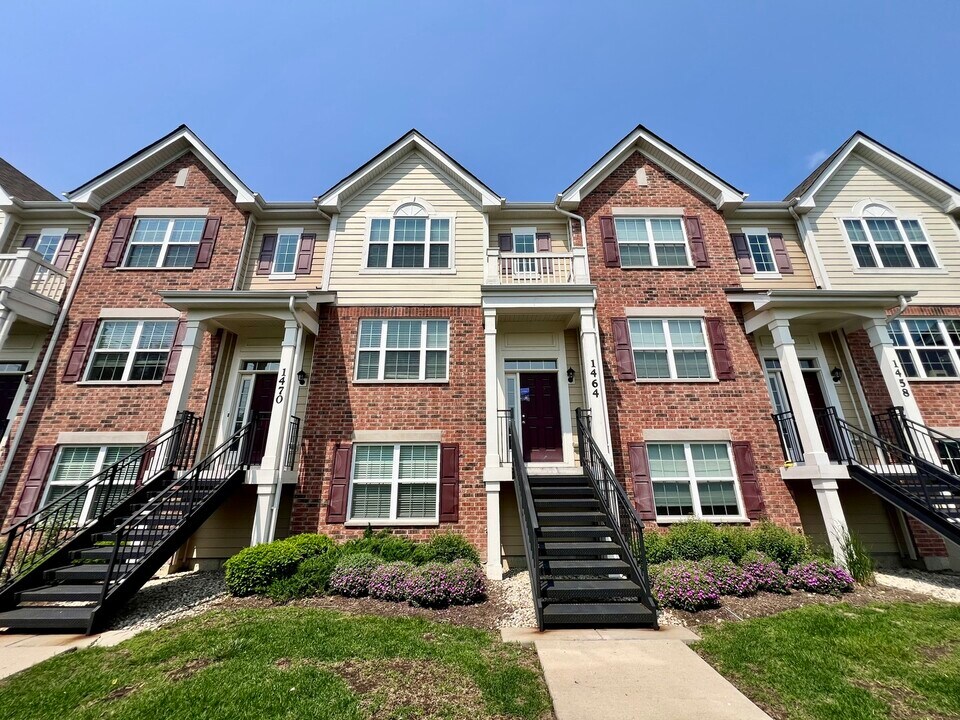 1464 Lake Ridge Ct in Mundelein, IL - Building Photo
