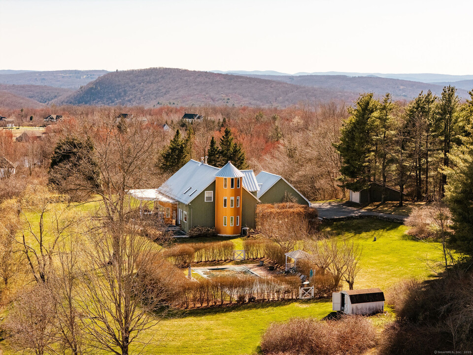 187 Old Mt Tom Rd in Litchfield, CT - Building Photo