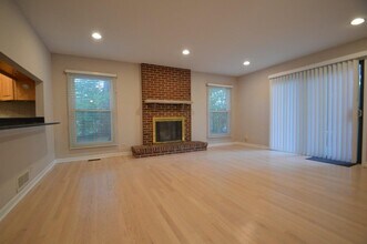 4805 Greenwich Ct in Rolling Meadows, IL - Foto de edificio - Building Photo