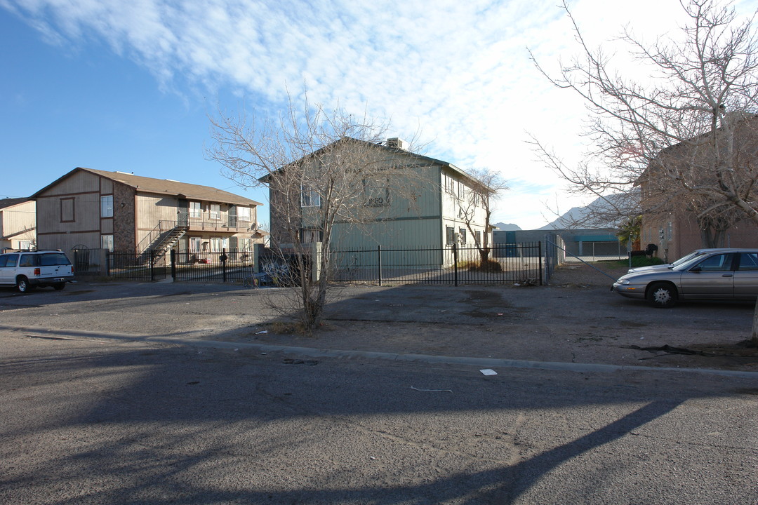 1860 Fulstone Way in Las Vegas, NV - Foto de edificio