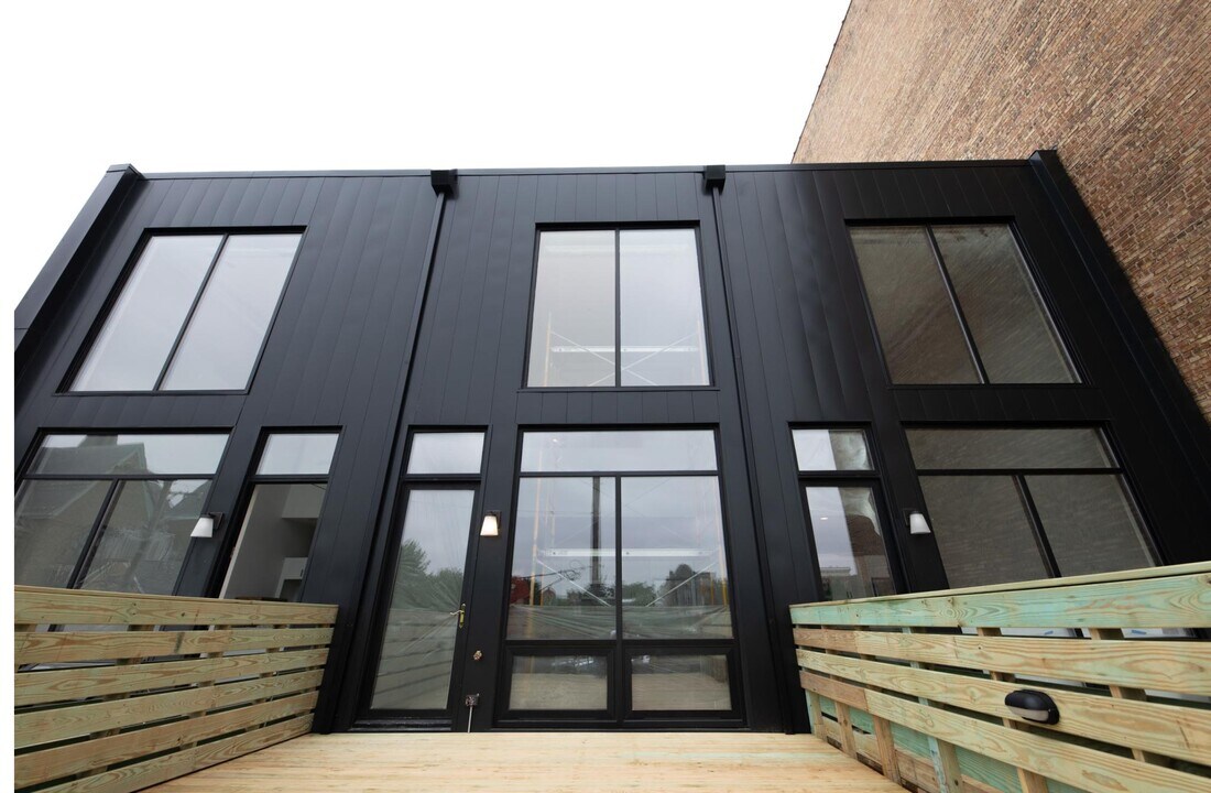 1637 W Chicago Ave in Chicago, IL - Building Photo