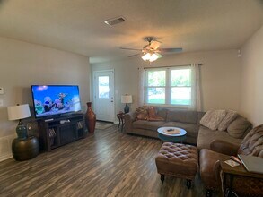 205 Evergreen Dr in Mary Esther, FL - Foto de edificio - Building Photo