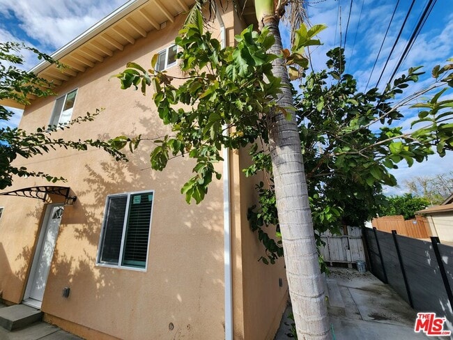 11618 Balboa Blvd in San Fernando, CA - Building Photo - Building Photo
