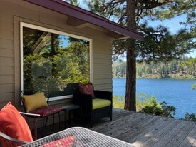 31401 Lovegren Ln, Unit 1 in Sisters, OR - Building Photo