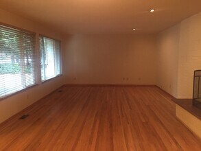 4256 90th Ave SE in Mercer Island, WA - Building Photo - Building Photo