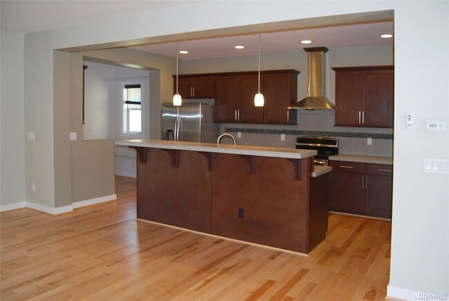 1596 NE Falls Dr in Issaquah, WA - Building Photo - Building Photo