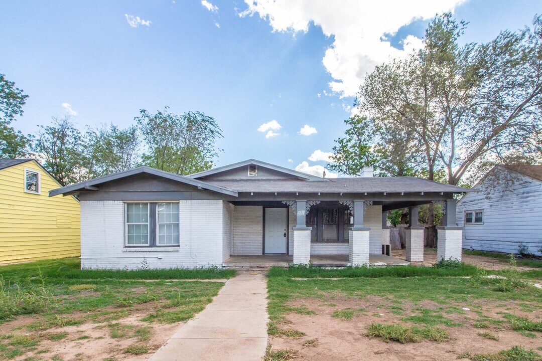 1911 22nd St in Lubbock, TX - Building Photo