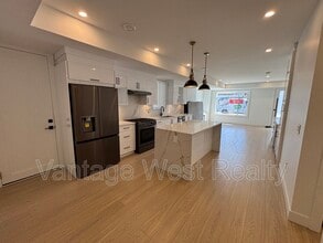 830-830 Lawson Ave in Kelowna, BC - Building Photo - Building Photo