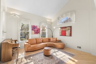 70 Hartley Ln in Bernards, NJ - Foto de edificio - Building Photo