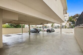 1723 S Barrington Ave in Los Angeles, CA - Foto de edificio - Building Photo