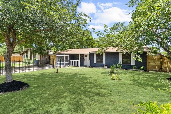 106 E Lola Dr in Austin, TX - Building Photo - Building Photo