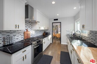 9476 Hidden Valley Pl in Beverly Hills, CA - Building Photo - Building Photo