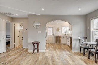 1017 E Oakey Blvd, Unit 30F in Las Vegas, NV - Building Photo - Building Photo