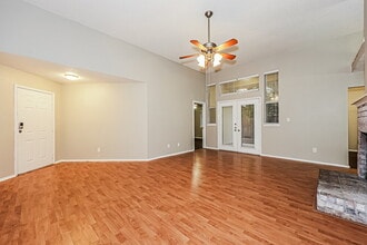 208 Vines Dr in Cedar Hill, TX - Foto de edificio - Building Photo