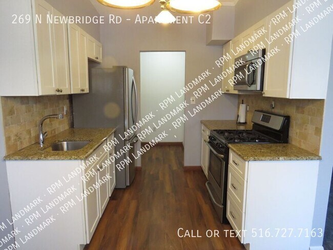 269 N Newbridge Rd in Levittown, NY - Building Photo - Building Photo