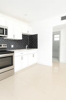 724 NW 3rd Ct in Hallandale Beach, FL - Building Photo