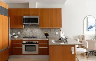 550 Front St in San Diego, CA - Building Photo