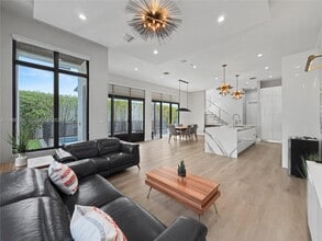 8222 NW 51st Terrace in Doral, FL - Building Photo - Building Photo