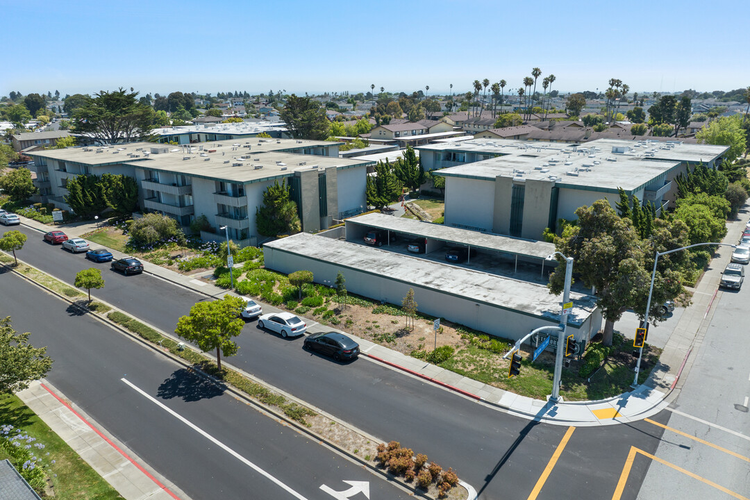 Tradewind Surf Apartments in Foster City, CA - Building Photo