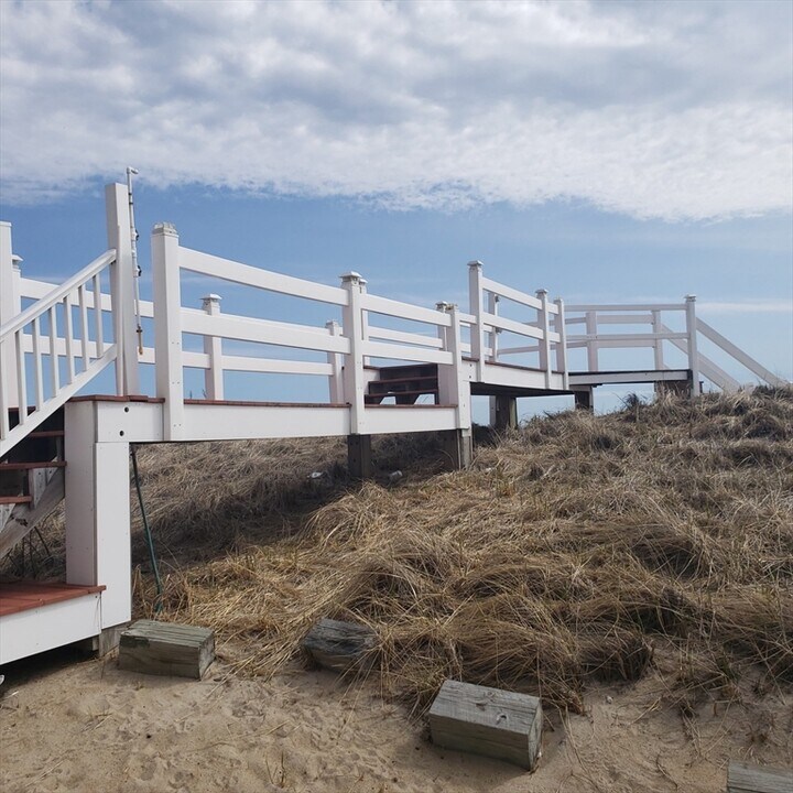 398 B St in Salisbury, MA - Building Photo