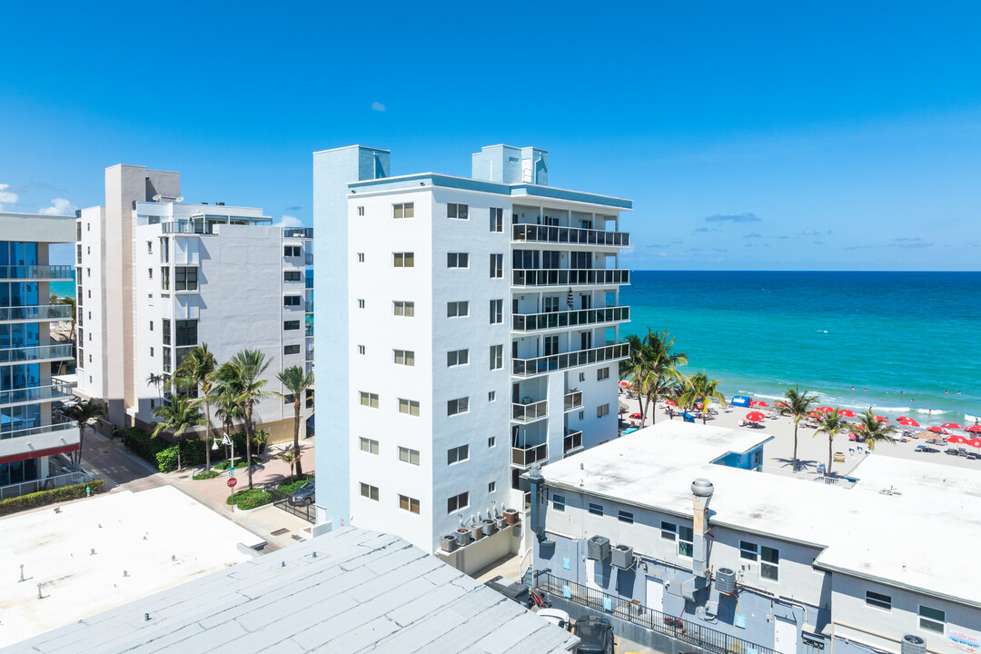 Laurel House in Hollywood, FL - Building Photo