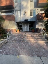 1810 N Bronson Ave in Los Angeles, CA - Building Photo - Building Photo