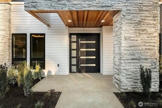 9206 NE 24th St in Clyde Hill, WA - Foto de edificio - Building Photo