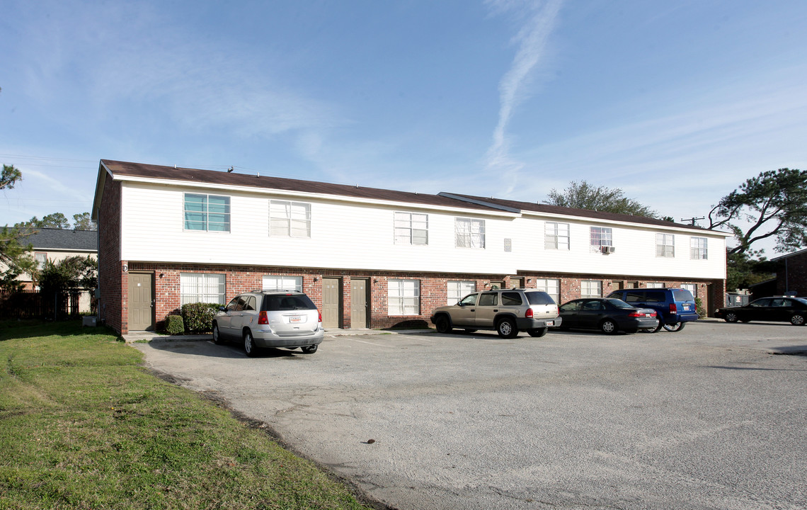 Cross Pointe Apartments in North Charleston, SC - Building Photo