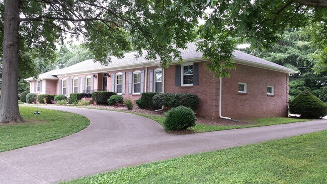 310 Robinhood Rd in Brentwood, TN - Foto de edificio - Building Photo