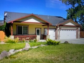 1013 Eagle Ln in Frazier Park, CA - Building Photo