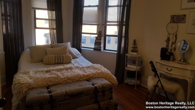 54 Burbank St in Boston, MA - Foto de edificio - Building Photo