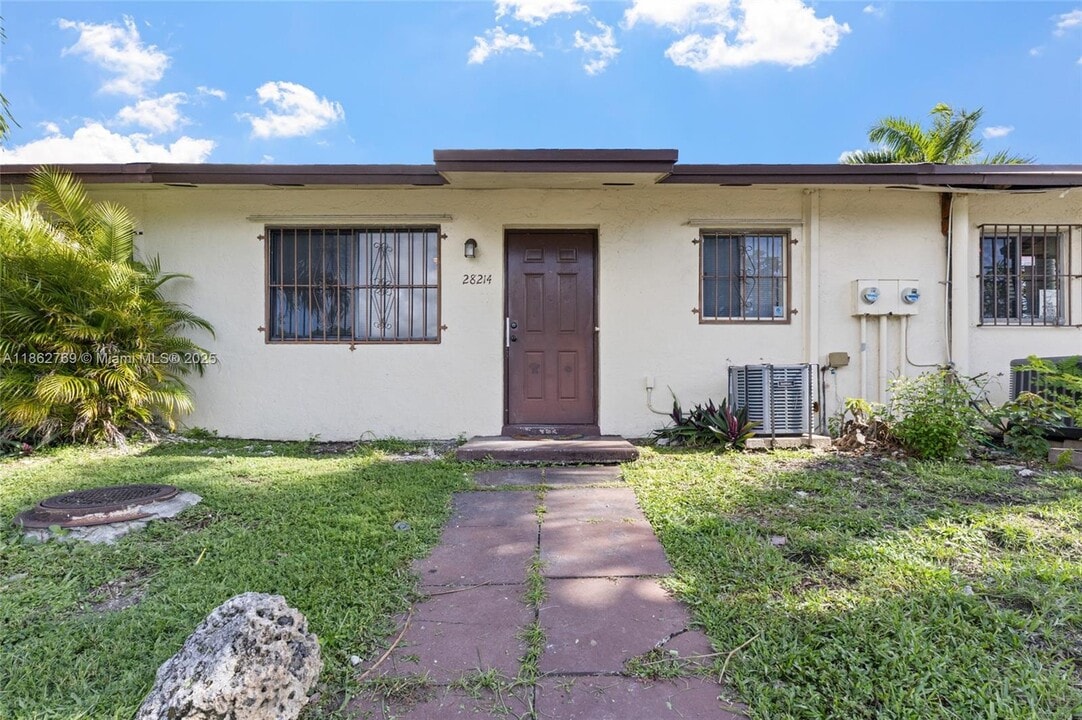 28214 SW 143rd Ct in Homestead, FL - Building Photo