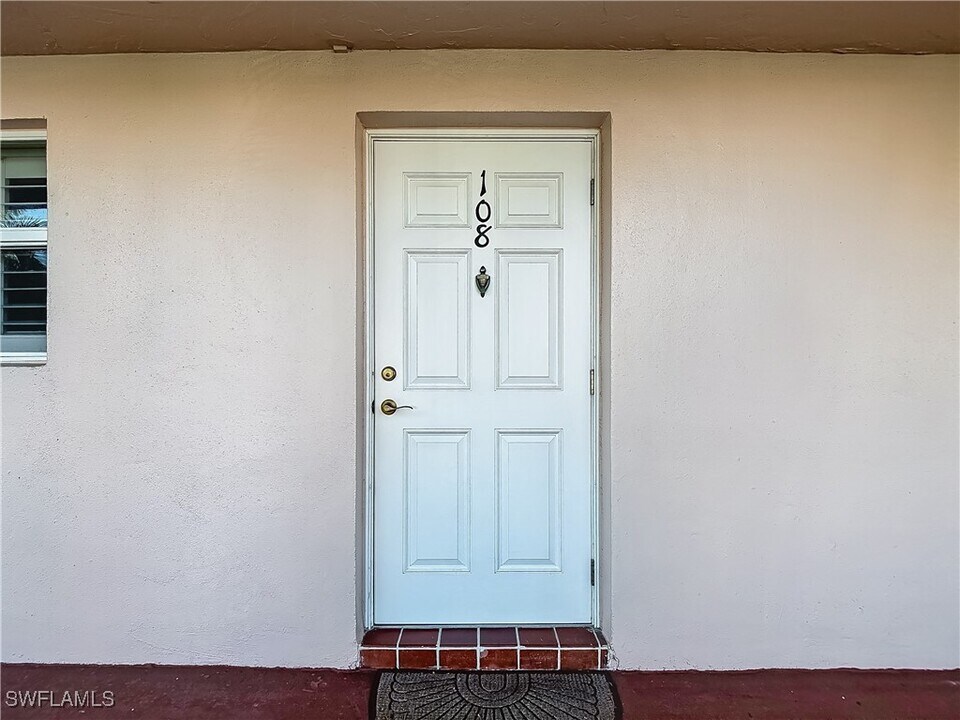 175 Turtle Lake Ct in Naples, FL - Building Photo