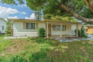 5631 Riddle Rd in Holiday, FL - Building Photo