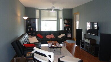 301 Harbour Town Dr, Unit 209 in Madison, WI - Foto de edificio - Building Photo