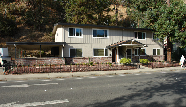 1030 Berrellesa St in Martinez, CA - Foto de edificio - Building Photo