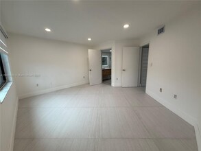 9405 Fontainebleau Blvd in Miami, FL - Building Photo - Building Photo