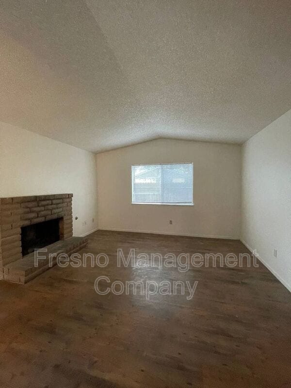 1022 W Clinton Ave in Fresno, CA - Building Photo - Building Photo
