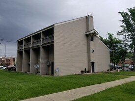 108 W Charles St, Unit 109 in Champaign, IL - Building Photo
