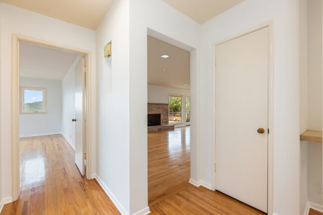 231 Notteargenta Rd in Pacific Palisades, CA - Building Photo - Building Photo