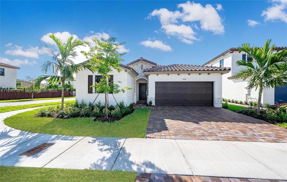 11856 SW 241 Ter in Princeton, FL - Building Photo