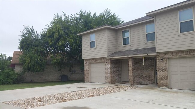 property at 2507 Oak Ln