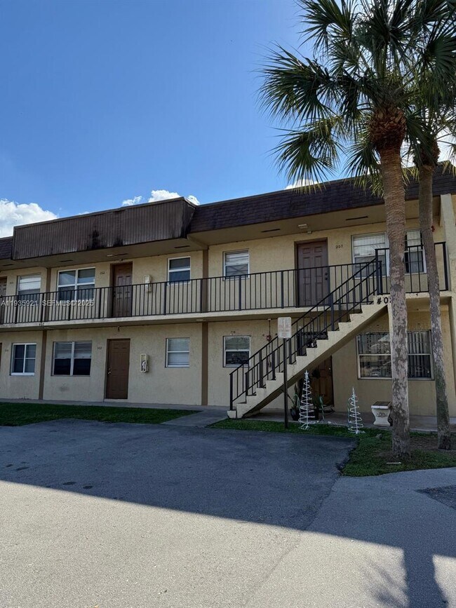 402 Lakeside Dr in Margate, FL - Foto de edificio - Building Photo