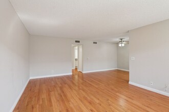 626 E Verdugo Ave, Unit T in Burbank, CA - Building Photo - Building Photo