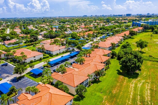 320 NW 67th St in Boca Raton, FL - Foto de edificio - Building Photo