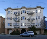 Pine Knolls Apartments in Oakland, CA - Foto de edificio - Building Photo