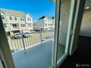 102 Dickson Ct in Highland Park, NJ - Building Photo - Building Photo