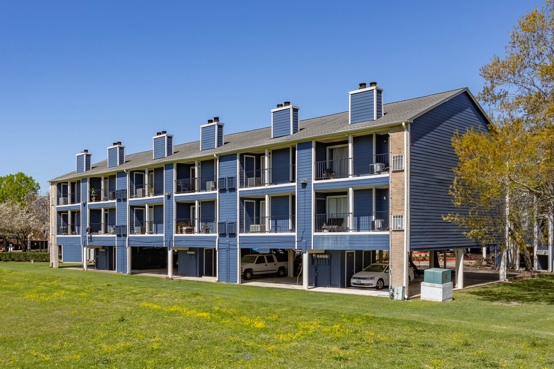 Egret Bay Condominiums in Houston, TX - Building Photo