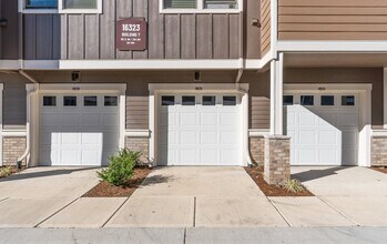 16323 NW Chadwick Way, Unit 304 in Portland, OR - Foto de edificio - Building Photo